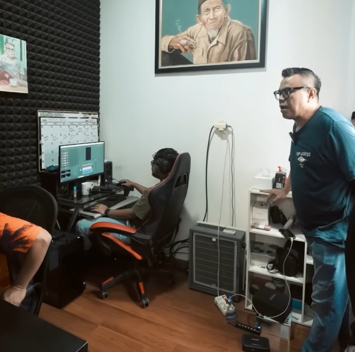 <p>Di lantai tersebut, Abdel juga memiliki ruangan yang digunakan sebagai tempat kerja timnya. "Iya, tadinya memang ini enggak dipakai untuk studio gini. Kita ngumpul saja di sini anak band suka bikin lagu," ia bercerta. (Foto: YouTube AH)</p>