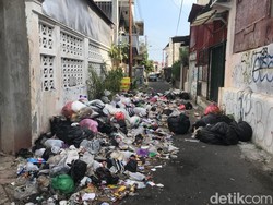 Hii Jorok! Sampah Berserakan hingga Tutup Jalan di Pathuk Jogja