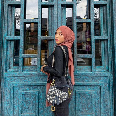 Selebgram Berhijab Tuai Hujatan Usai Video Jilat Es Krim Dinilai Tak Senonoh