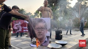 Simpatisan Jokowi di Surabaya Baca Yasin dan Bakar Foto Rocky Gerung