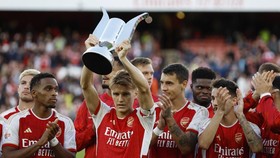 Kalahkan AS Monaco Lewat Adu Penalti, Arsenal Angkat Trofi