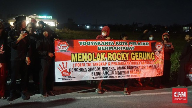 Panitia diskusi di Sleman mengatakan massa penolak Rocky Gerung tetap bersikeras menolak meskipun sudah diajak berembuk, termasuk dijembatani kapolres.