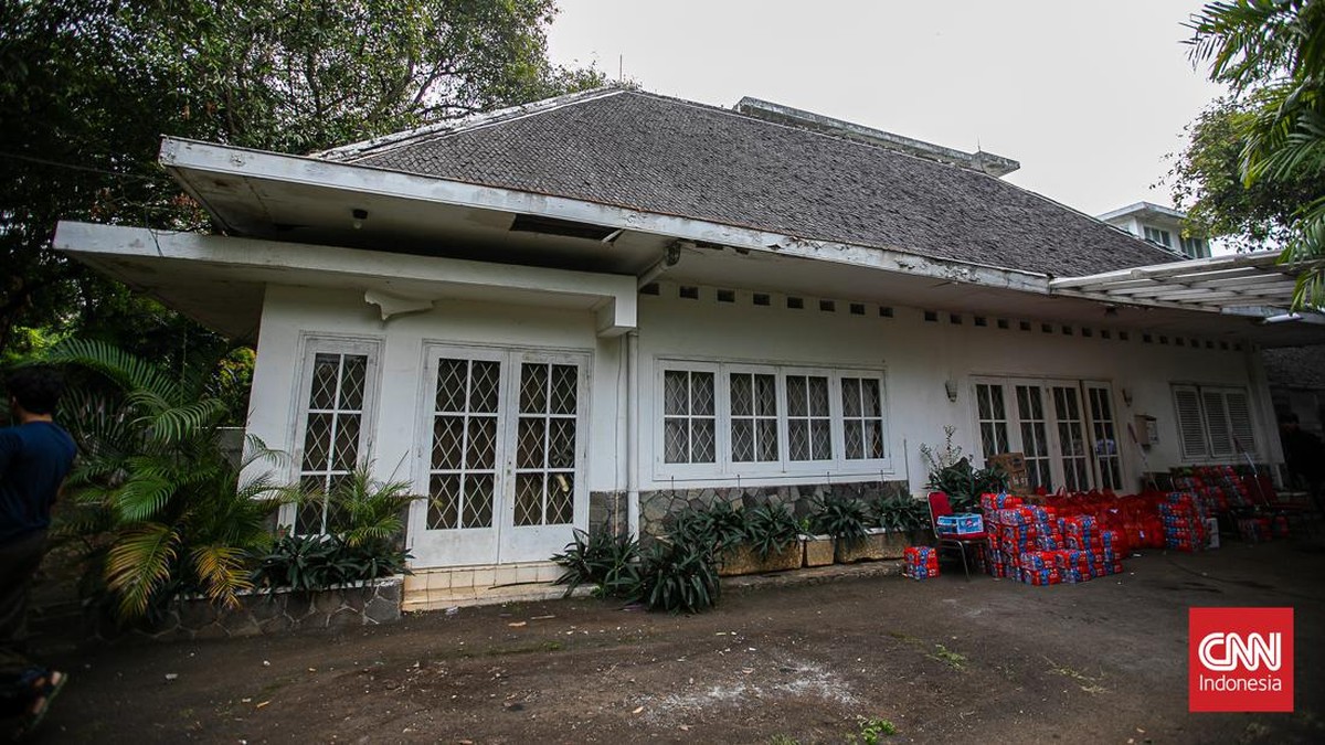 FOTO: Guruh Soekarnoputra Pertahankan Rumah dari Eksekusi Pengadilan