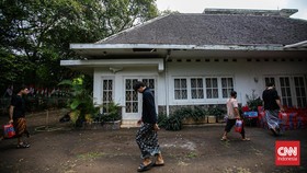 FOTO: Guruh Soekarnoputra Pertahankan Rumah dari Eksekusi Pengadilan