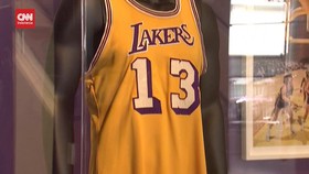 VIDEO: Jersey Legenda Lakers Wilt Chamberlain Akan Dilelang