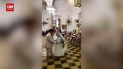 VIDEO: Momen Pasangan Filipina Tetap Menikah di Gereja yang Banjir