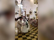 VIDEO: Momen Pasangan Filipina Tetap Menikah di Gereja yang Banjir