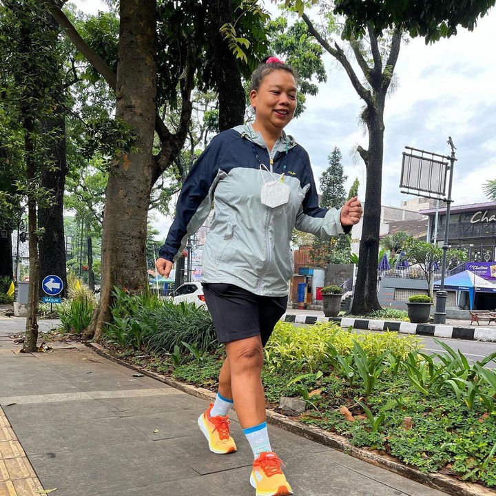 <p>Ia pun kerap membagikan aktivitasnya di media sosial saat berolahraga. Salah satu olahraga yang kerap dilakukannya adalah jalan kaki. "JALAN KAKI!! <em>My sport, my Me time and (one of) my happiness</em>," tulis Tika, dikutip dari laman <em>Instagram@botikapanggabean.</em> (Foto: Instagram@botikapanggabean)</p>