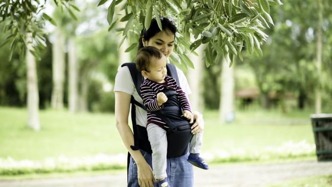 7 Cara Menggendong Bayi yang Salah, Bunda Perlu Tahu