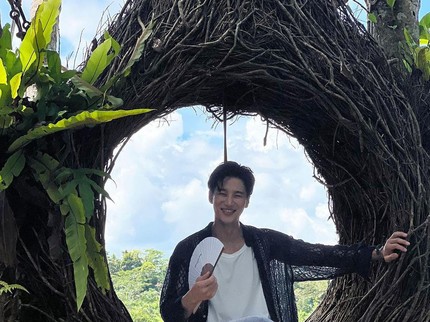 5 Potret Aktor Tampan Korea Ahn Bo Hyun Jalan-Jalan di Bali, Santai Pakai Sandal