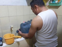 Warga Lidah Wetan Surabaya Keluhkan Air PDAM yang Sering Mati
