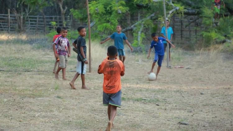 anak-anak pelosok NTT main bola