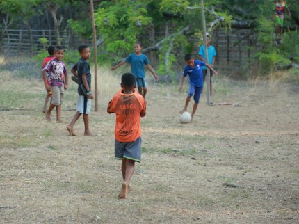 Bantu Anak-anak Pelosok NTT Jemput Mimpi Jadi Pemain Sepak Bola