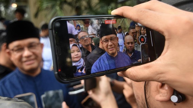 Anies menyebut ada perbedaan pandangan sangat keras antara NasDem dan Demokrat soal AHY. Saking keras, rapat Tim 8 diwarnai aksi gebrak meja.