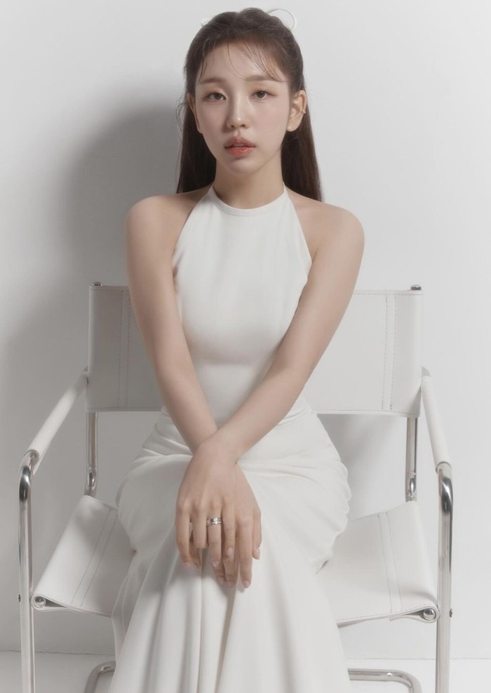 Dalam salah satu foto, kecantikan Baek A Yeon terpancar indah dalam balutan gaun pengantin bewarna putih dengan tatanan rambut yang dibiarkan tergerai ke belakang serta cincin perak yang melingkar di jari manisnya./ Foto: instagram.com/ayeoniiiiii