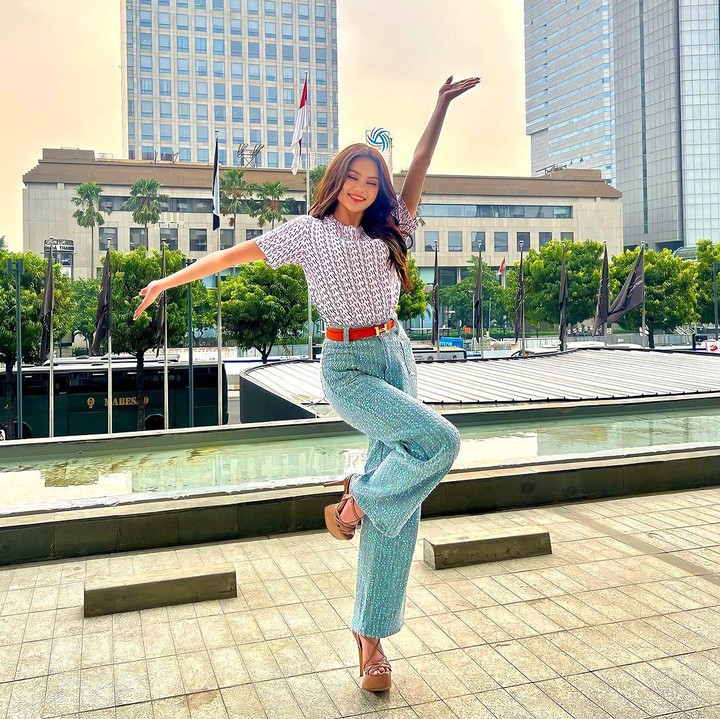 <p>Faienne diketahui sudah meraih gelar S1 di Universitas Pelita Harapan dengan mengambil jurusan Manajemen Bisnis pada 2019 lalu, Bunda. Ia kemudian melanjutkan S2 di University of New South Wales jurusan Master in Business Administration dan Australian Graduate School of Management (AGSM). Ia lulus pada 2021 lalu. (Foto: Instagram @fabienne_fng)</p>