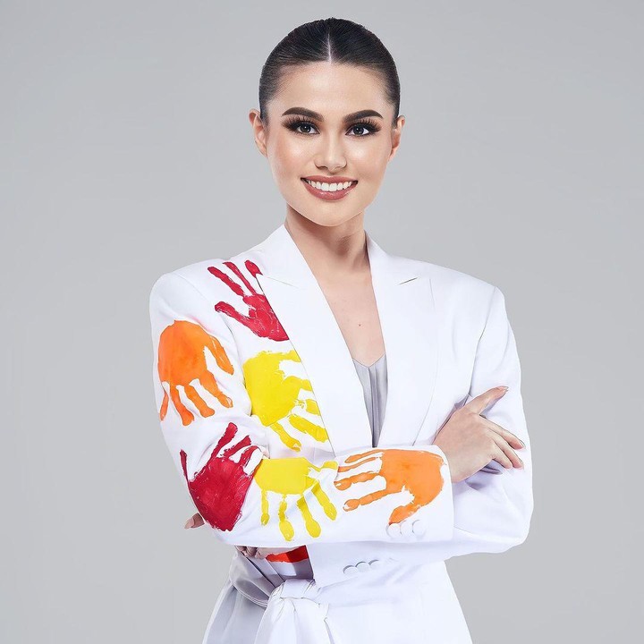 <p>Di ajang Miss Global 2018 lalu, ia juga berhasil meraih berbagai penghargaan seperti Miss Photogenic dan Best Evening Gown. (Foto: Instagram @fabienne_fng)</p>