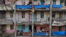 FOTO: Hunian Lusuh Warga Miskin Mumbai Terancam Runtuh