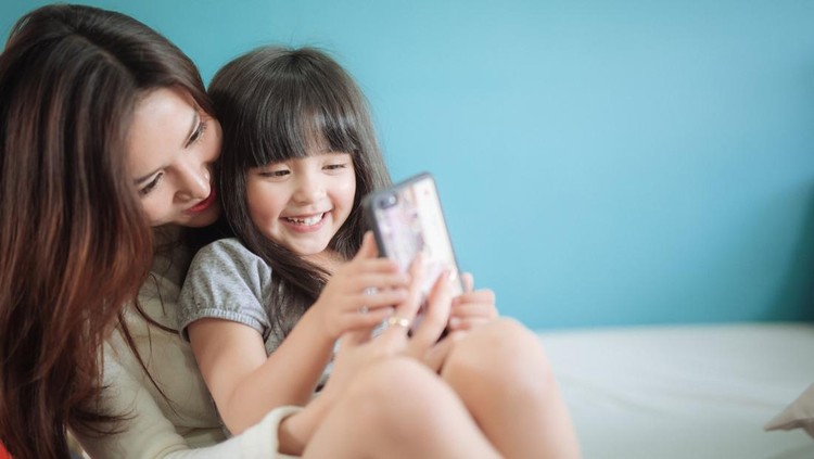 Ilustrasi Anak Diberikan Gadget