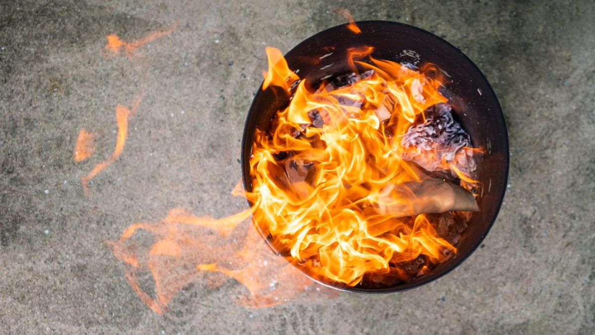 Panik Diciduk KPK Malaysia, Tersangka Korupsi Bakar Uang Rp3,8 M