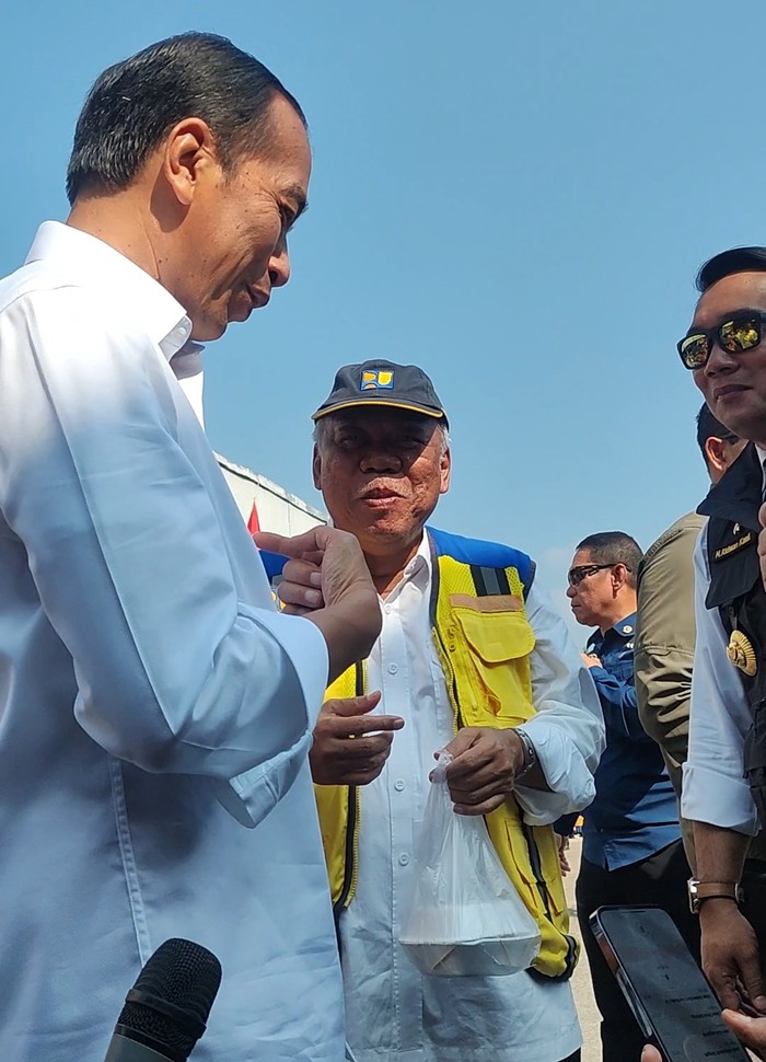 Jokowi saat meminta tutut yang dibeli Menteri Basuki (Marlinda-detikcom)