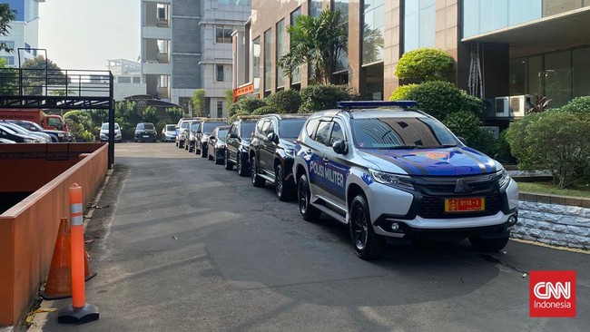 Kantor Basarnas tampak lengang pada sore ini. Penyidik KPK dan Puspom TNI tengah melakukan penggeledahan terkait kasus suap.