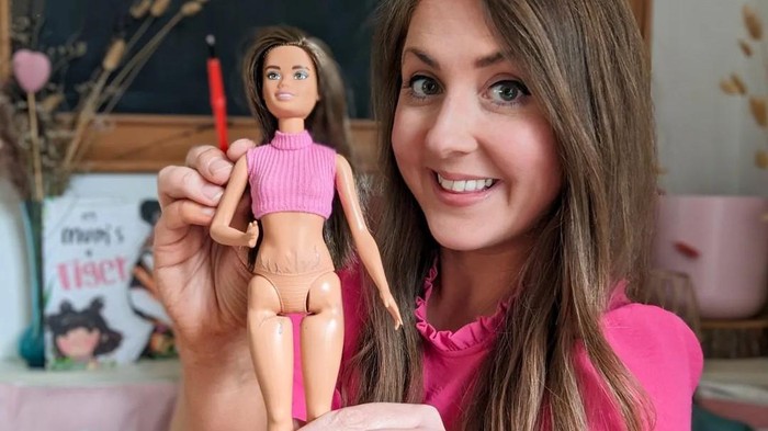 Kisah Ibu Tuai Kritikan Usai Buat Stretch Marks pada Boneka Barbie Anaknya, Mengapa?