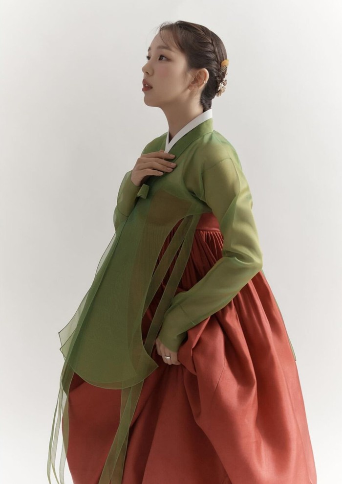 Konsep modern serta tradisional dari gaun pengantin yang dikenakan oleh Baek A Yeon dalam berbagai foto pre-wedding dibagikannya tersebut akan turut mewarnai hari pernikahannya pada (12/8) mendatang, Beauties. Selamat!/ Foto: instagram.com/ayeoniiiiii