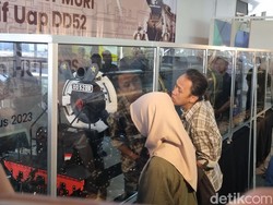 Miniatur Lokomotif Uap Terbesar di Indonesia Dipamerkan di Stasiun Gubeng
