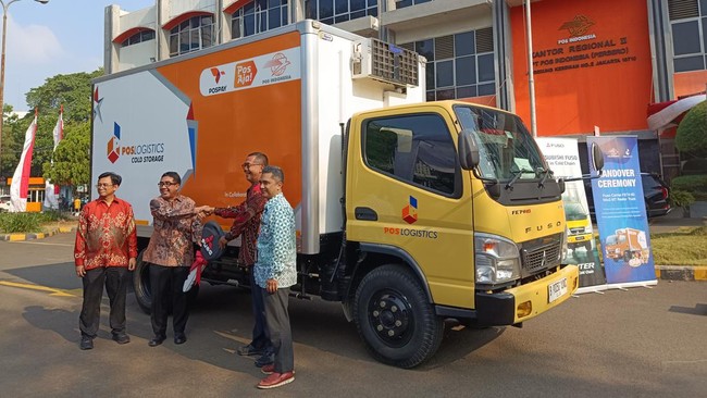 KTB dan Pos Logistik Indonesia bekerja sama menyalurkan bantuan bahan makanan menggunakan truk Fuso.