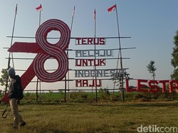 Kreatif! Pemuda Indramayu Sulap Barang Bekas Jadi Ornamen HUT RI