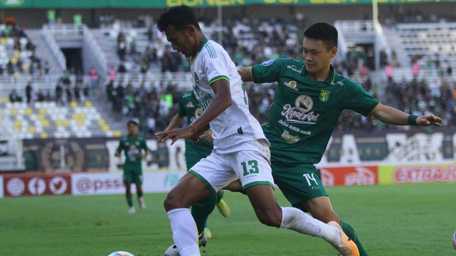 Aji Santoso menemui ratusan Bonek yang meneriakkan Aji Out disertai umpatan dan kecaman usai Persebaya dipermalukan Persikabo, Jumat (4/8).