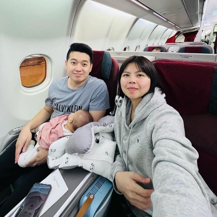 <p>Sebelum lepas landas, Greysia mengaku ia dan sang suami sempat tegang karena baru pertama kali membawa Jessia naik pesawat. Namun, ternyata Jessia tertidur pulas. (Foto: Instagram: @greyspolii)</p>