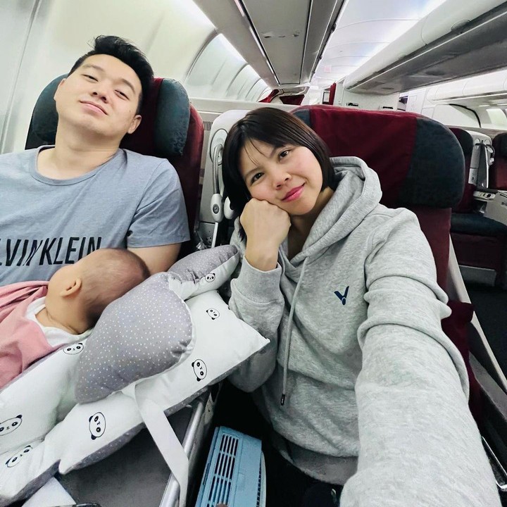 <p>"Muka Papa Mama yang gak tidur semalaman, kecapean karena tegang hadapin anak yang baru pertama terbang dengan pesawat ini. <em>Ni hao</em> China," imbuh Greysia. (Foto: Instagram: @greyspolii)</p>