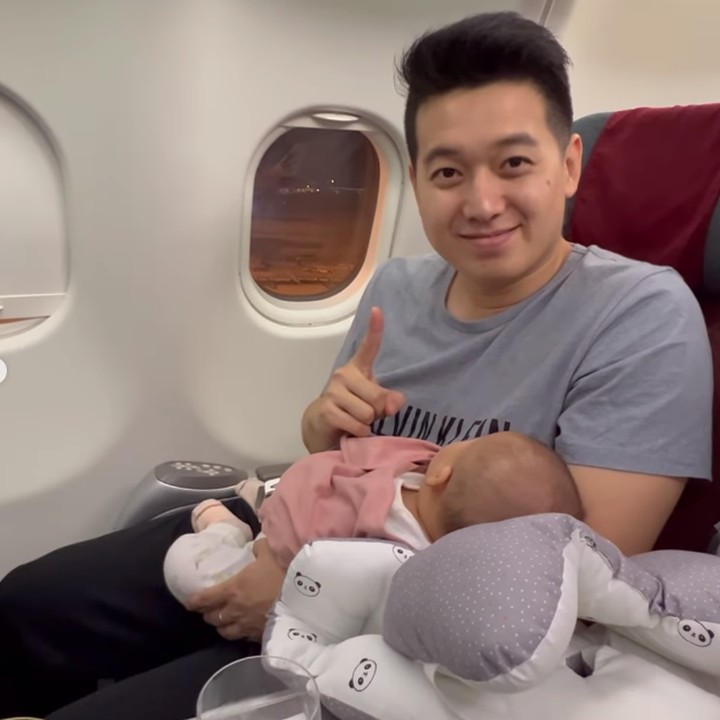<p>Selama di pesawat, Jessia selalu terbangun, Bunda. Namun, ia sama sekali tidak menangis atau rewel. "Selama di pesawat Jessia selalu bangun dan buka mata tapi gak nangis atau rewel. Papa berusaha buat Jessia tidur dengan nyaman," cerita Greysia. (Foto: Instagram: @greyspolii)</p>