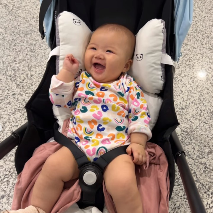 <p>Belum genap empat bulan usai melahirkan, Greysia memutuskan untuk mengajak Jessia naik pesawat dan terbang ke China. Hal ini diungkapkan olehnya melalui laman media sosial. (Foto: Instagram: @greyspolii)</p>