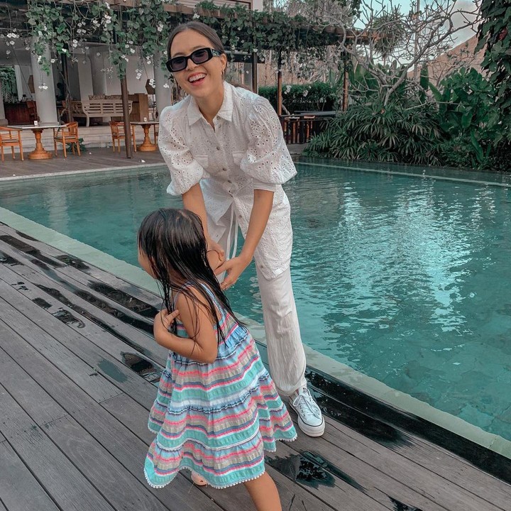 <p>Daya tarik Lola pada dunia fashion dan mode sudah terlihat sejak dini. Olivia bahkan mengatakan ia akan ikut melakukan <em>fitting</em> ketika sang Bunda akan menghadiri sebuah acara. (Foto: Instagram: @oliviajensen)</p>