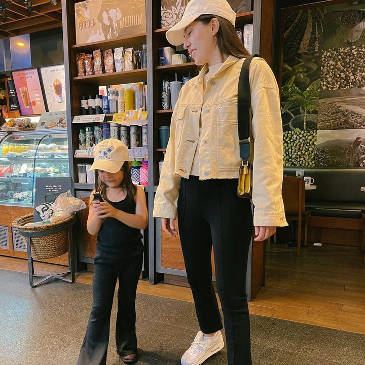 <p>Lola juga suka memadukan gayanya dengan berbagai aksesori seperti topi, Bunda. "<em>My little fashionista</em>," tulis Olivia seraya menyisipkan <em>emoticon</em> hati. (Foto: Instagram: @oliviajensen)</p>