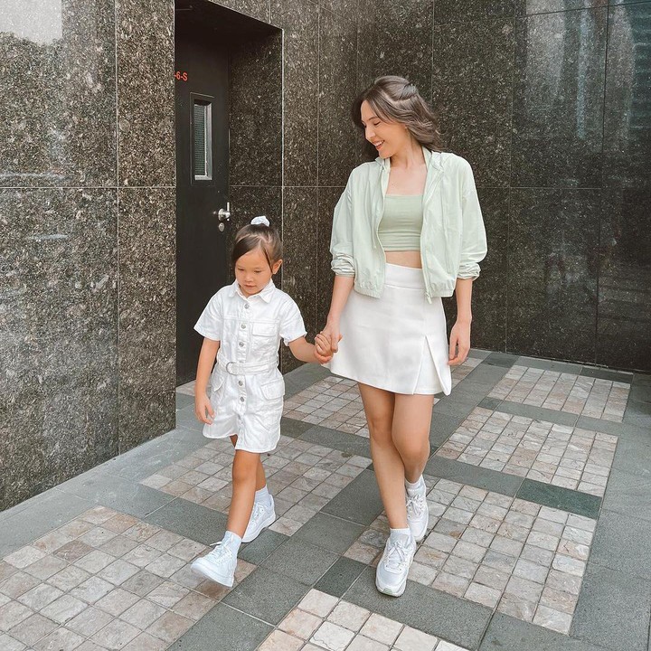 <p>Olivia Jensen sering mengunggah potretnya bersama Lola pada laman Instagram. Misalnya saja ketika keduanya kompak mengenakan pakaian untuk bermain tenis ini. (Foto: Instagram: @oliviajensen)</p>