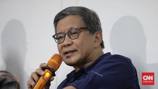 Akademisi Rocky Gerung minta maaf karena putra Presiden Jokowi, Gibran Rakabuming Raka jadi diserang banyak komentar di media sosial.