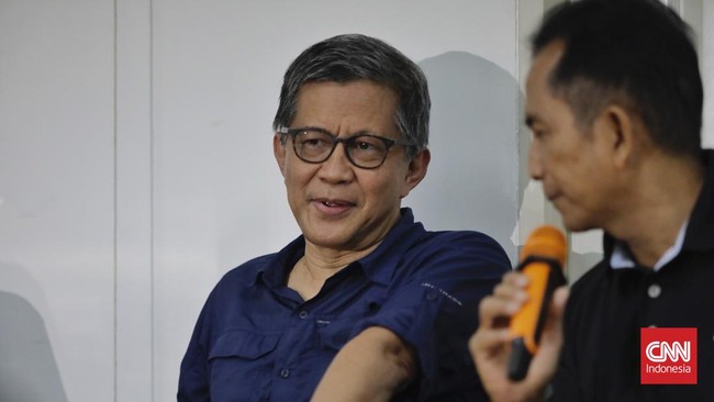 Ketua Barikade 98 Benny Rhamdani merespons 13 laporan ke polisi atas akademikus Rocky Gerung.
