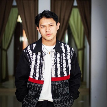 Lirik Lagu Tetap Bukan Kamu - Rony Parulian Feat. Raisa