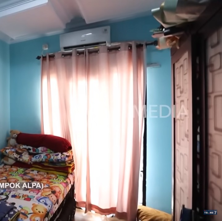 <p>Mpok Alpa kemudian menunjukkan isi rumahnya yang lain. Salah satunya kamar yang dipakai anggota keluarganya sebagai berikut. (Foto: YouTube TRANS7 OFFICIAL)<br /><br /><br /></p>