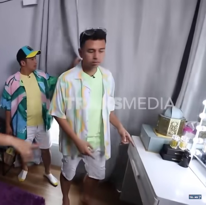 <p>Berikut ini ruang karaoke, Bunda. Diungkap Mpok Alpa, ia kerap melalukan siaran langsung di TikTok dalam ruangan ini. (Foto: YouTube TRANS7 OFFICIAL)<br /><br /><br /></p>