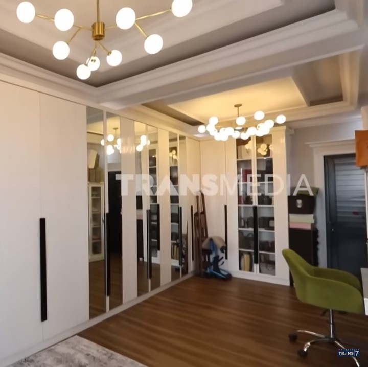 <p>Selanjutnya kamar pribadi. Ruangan ini terlihat lebih mewah dari yang sebelumnya. Bagaimana menurut pendapat Bunda? (Foto: YouTube TRANS7 OFFICIAL)<br /><br /><br /></p>