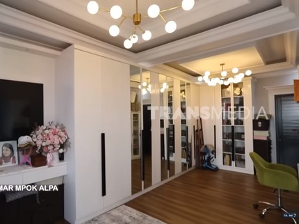 7 Potret Rumah 3 Lantai Mpok Alpa Usai Direnovasi Rp300 Juta, Desain Sendiri Tanpa Arsitek