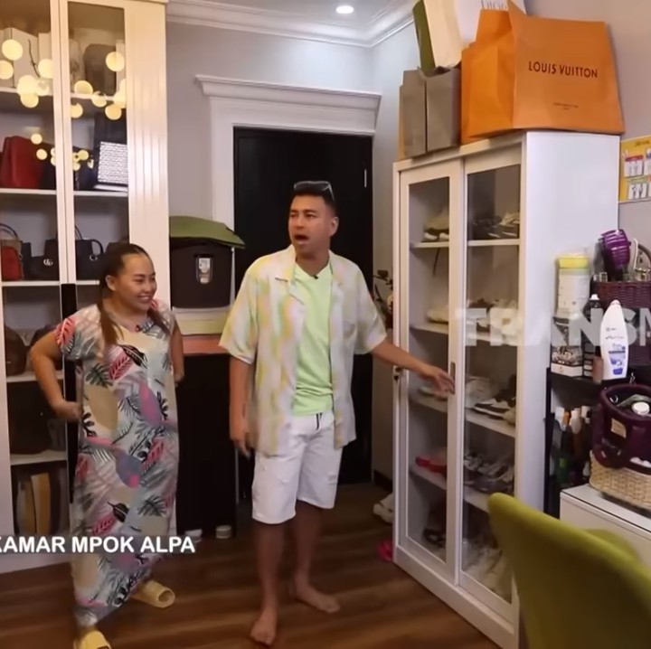 <p>Dalam kamar ini, juga dilengkapi lemari yang berisi koleksi sepatu dan tas branded dengan harga mahal. Rumah Mpok Alpa setelah renovasi ini terlihat nyaman ya, Bunda? (Foto: YouTube TRANS7 OFFICIAL)</p>
