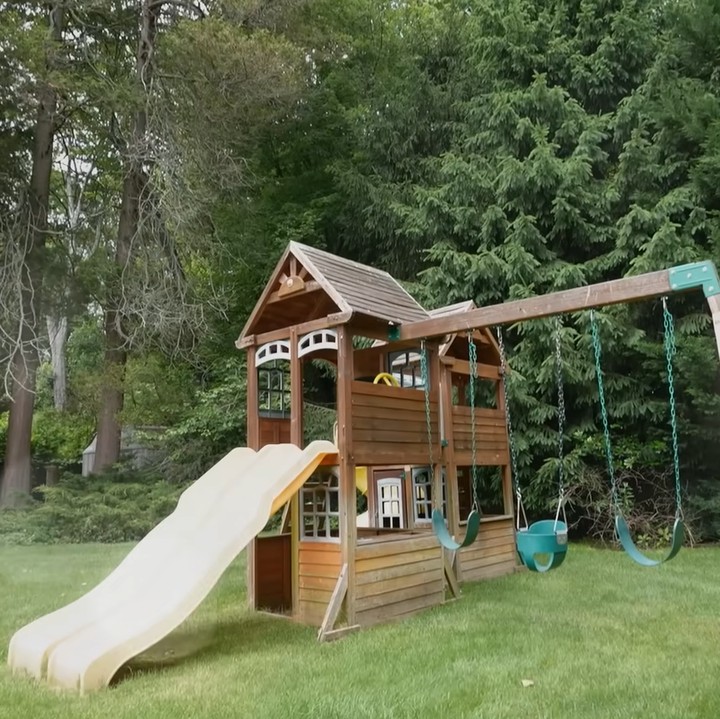 <p>Rumah mereka juga memiliki pekarangan yang sangat luas. Di tempat itu, mereka memasang banyak permainan anak mulai dari ayunan, trampoline, hingga miniatur istana. (Foto: YouTube Mrs.뉴저지 손태영)</p>