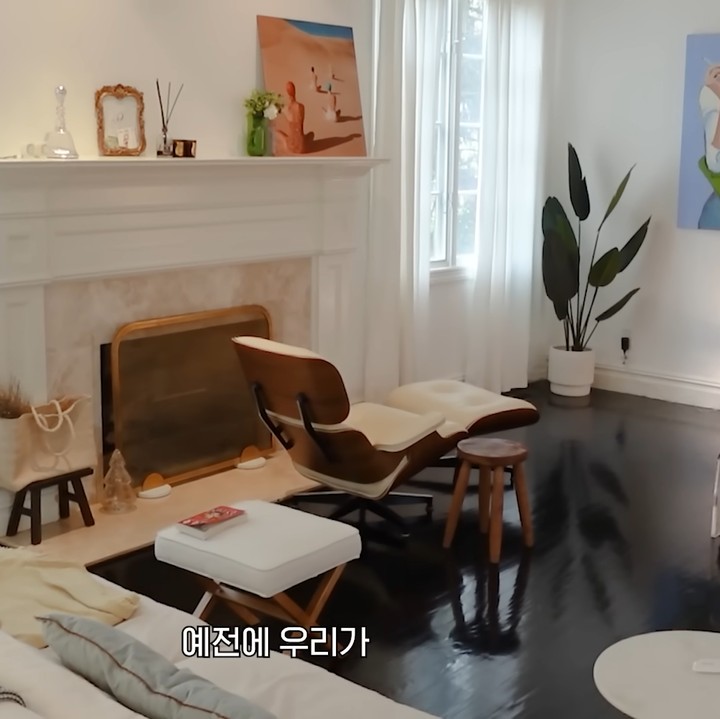 <p>Sementara itu, ruangan ini merupakan tempat favorit Song Tae Young. Pada musim dingin, ia gemar menikmati pemandangan salju yang turun melalui jendela rumah. "Saya selalu duduk di sini dan sangat menikmatinya ketika salju turun," kata Song Tae Young. (Foto: YouTube Mrs.뉴저지 손태영)</p>
