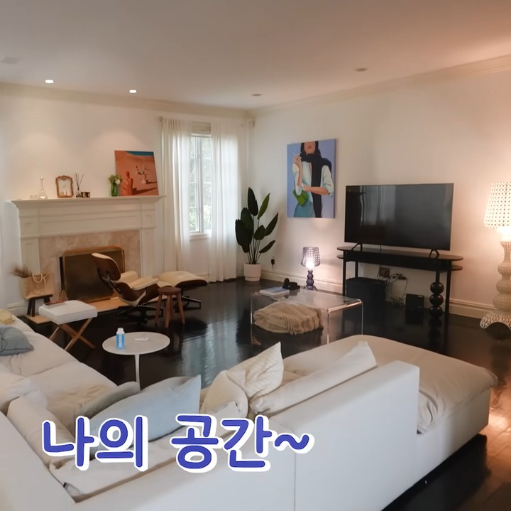 <p>Pasangan artis Korea Song Tae Young dan Kwon Sang Woo tengah menjalani kehidupan di Amerika Serikat. Mereka tinggal di rumah megah yang terletak di kawasan New Jersey, Bunda. (Foto: YouTube Mrs.뉴저지 손태영)</p>